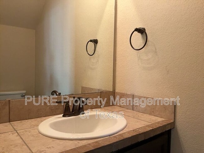 Building Photo - 215 N College St