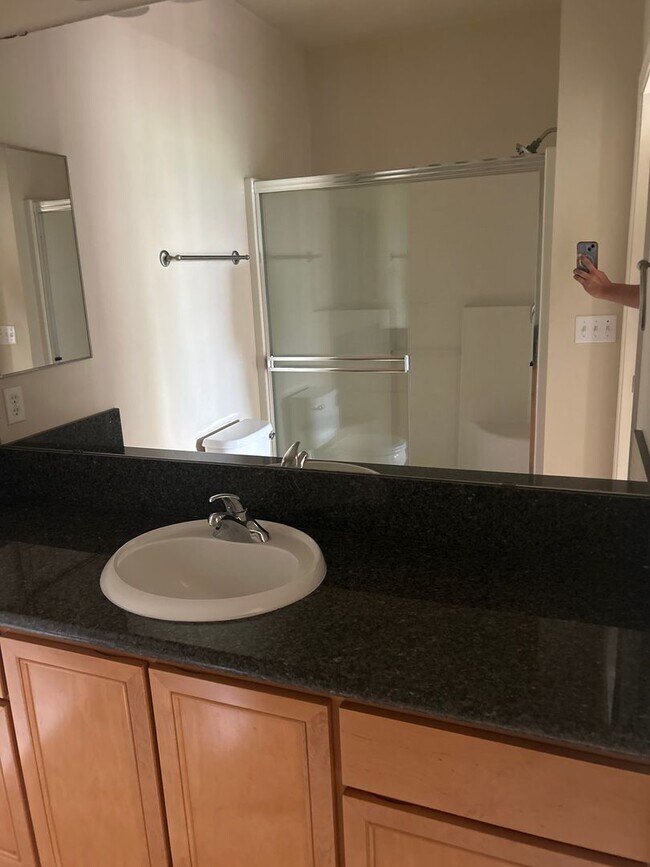Building Photo - 2B, 2BA upstairs condo in SW Renton with g...