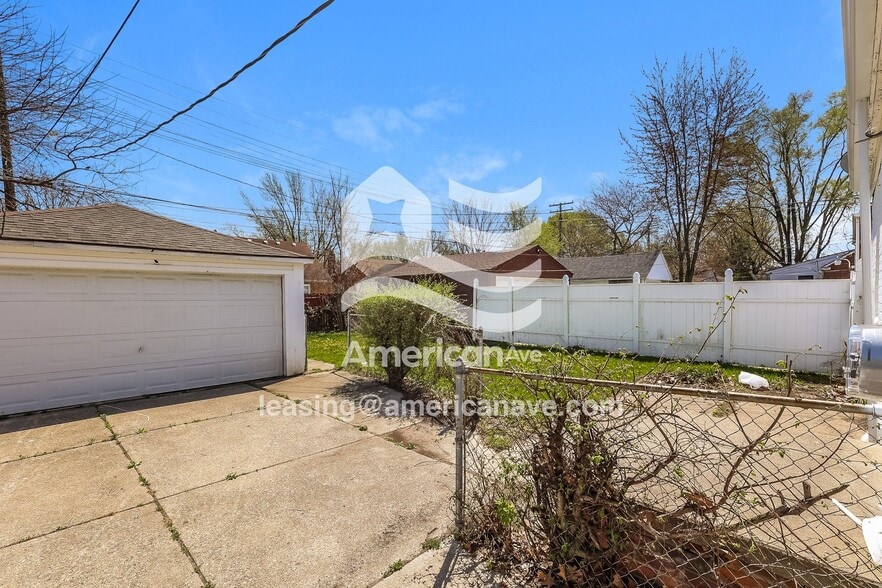 Building Photo - 12400 Duchess St