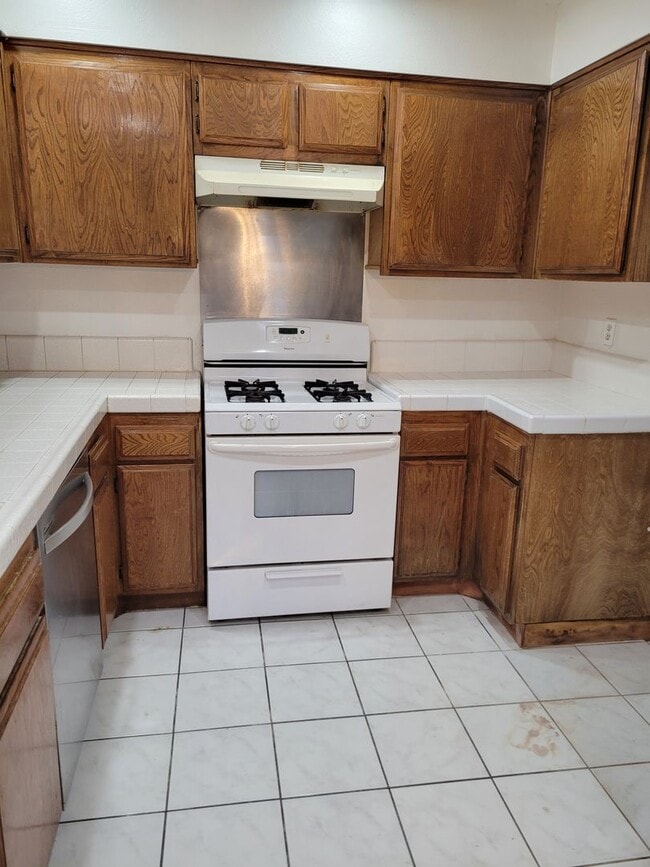 Building Photo - Plenty of Natural Light! Spacious Townhouse conveniently across Dominguez Hills!