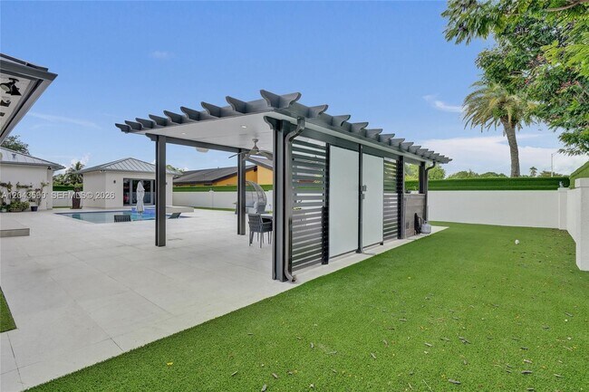 Building Photo - 2600 SW 128th Ct