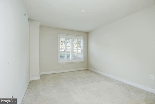 Building Photo - 320 S West St