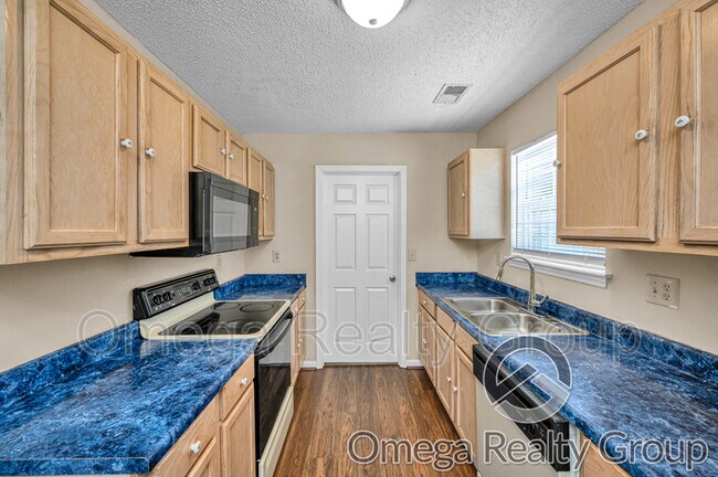 Building Photo - 6749 Lakes Edge Ln