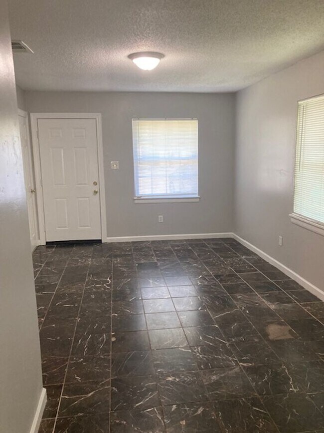 Building Photo - Gulfport 3 Bedroom