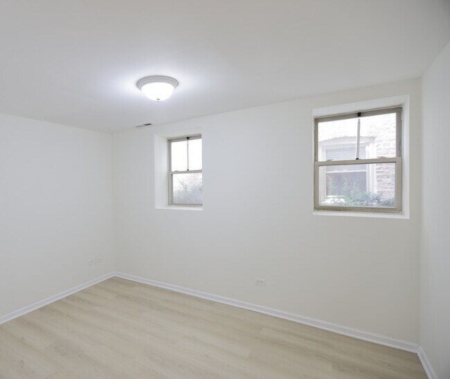 Building Photo - 1223 E 52nd St