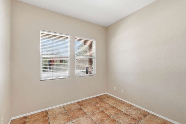 Building Photo - "Charming 3-Bed, 2-Bath Oasis in Tucson – Spacious 1717 Sq Ft Gem!"