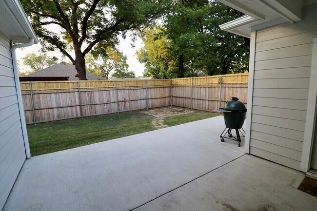 Building Photo - 2009 Toronto St