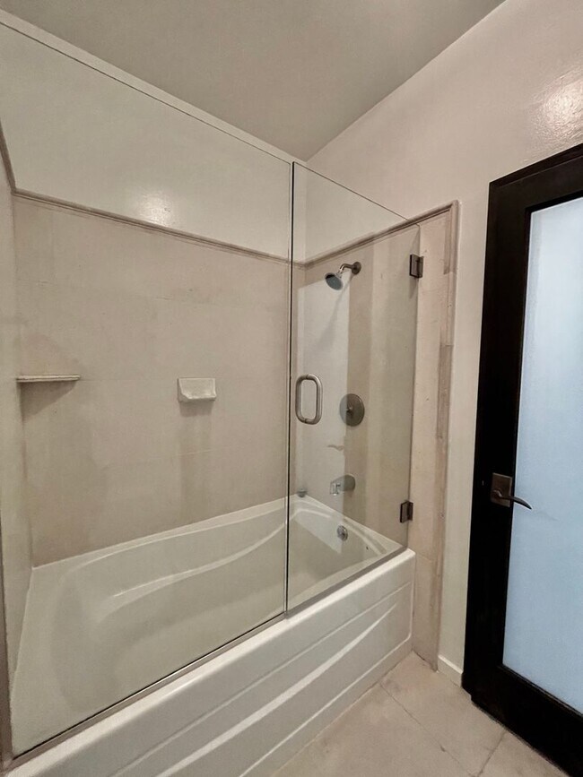 Building Photo - Spacious 2 Bedroom 2 Bath Condo in West LA
