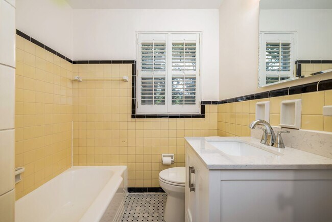 Building Photo - Beautiful Large Condominium for Lease Now
