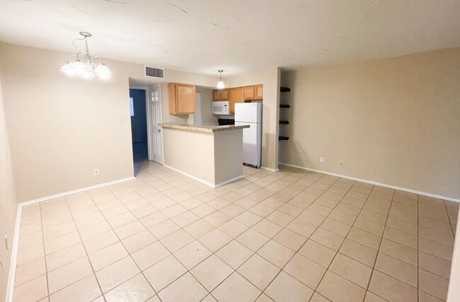 Building Photo - South Austin Condo located in Gated Commun...