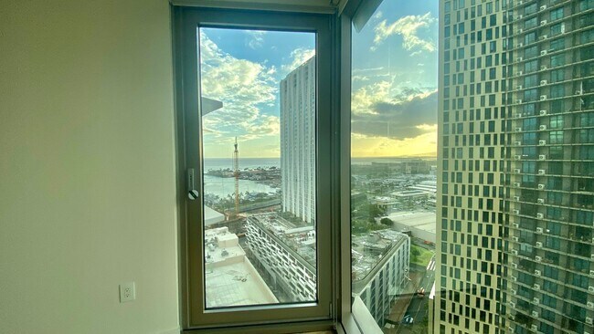 Building Photo - Available NOW - AE'O 1 BED 1 BATH w/ 1 COV...