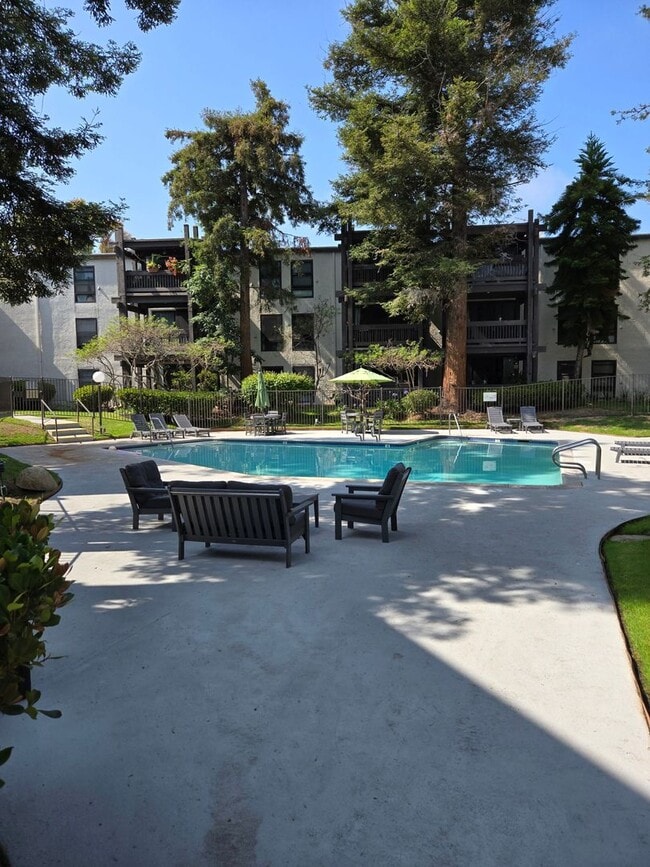 Building Photo - Playa Del Rey 1 bedroom apartment in Large outdoor community