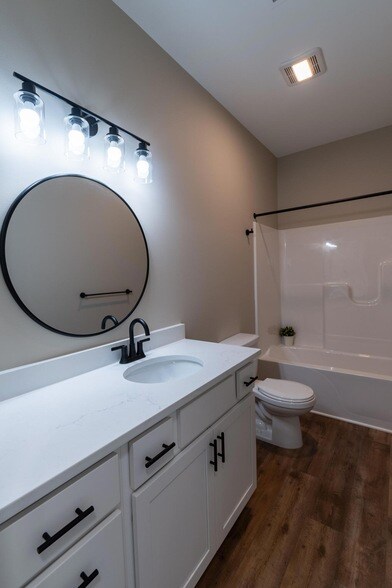 Building Photo - 8456 Oak Shade Ct