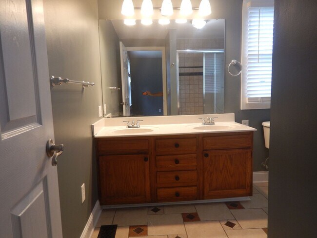 Building Photo - 3 Bedroom 2 Bath house on level lot. Pet Friendly