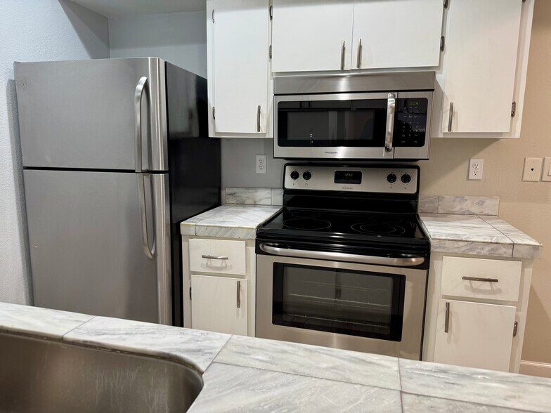 Stainless Appliances - 4554 E Paradise Village Pky N