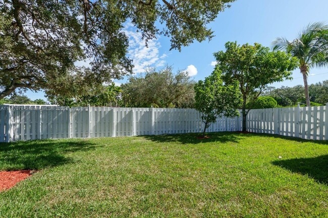 Building Photo - 1121 SW 18th Ct