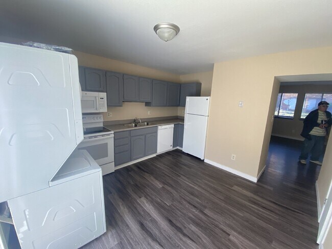 Building Photo - Cozy Condo Available NOW!