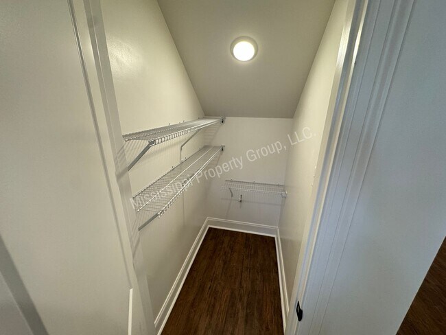 Building Photo - 3BR/3.5BA - End Unit in South Grove