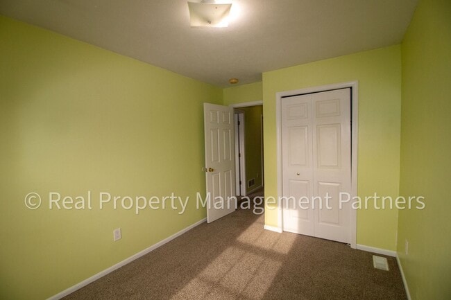 Building Photo - Forest Hills 3 Bed Townhome with Garage, Pond View and Some Utilities Included