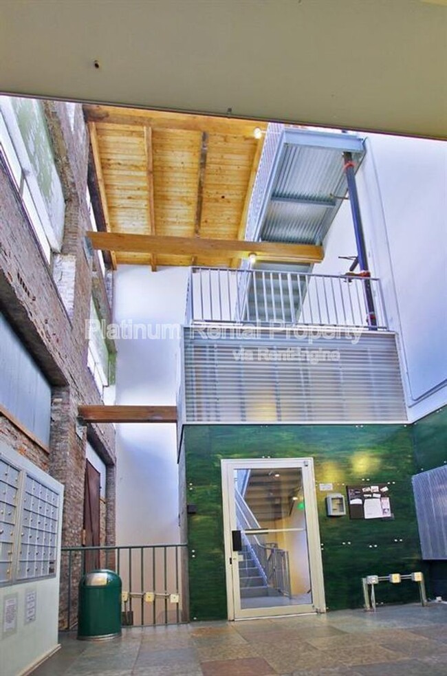 Building Photo - 326 Nelson St SW