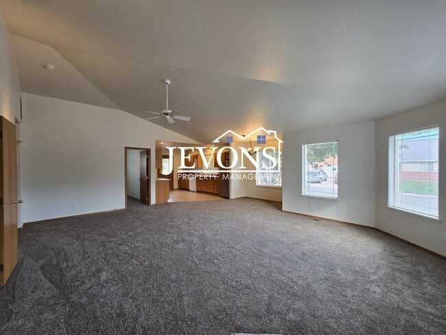 Building Photo - Two-bedroom home with a fully equipped kit...