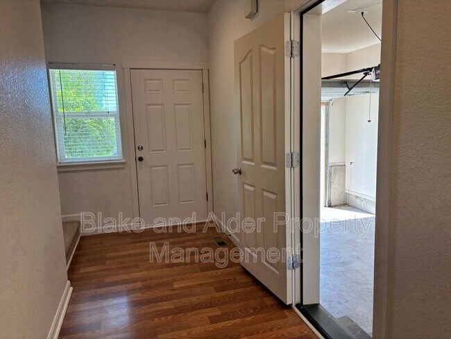 Building Photo - 347 Norway St NE