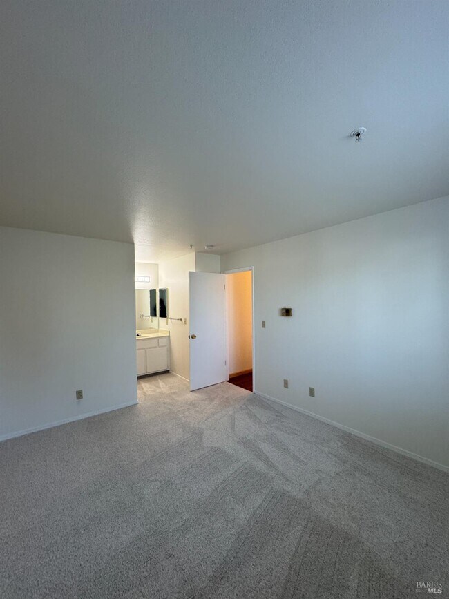 Building Photo - 375 Lighthouse Dr