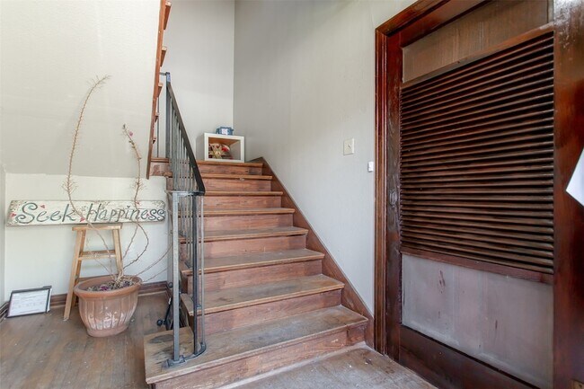 Building Photo - 5918 La Vista Dr