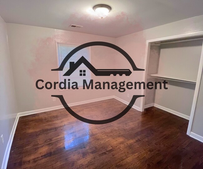Building Photo - 3 Bedroom With Beautiful Hardwood Floors F...