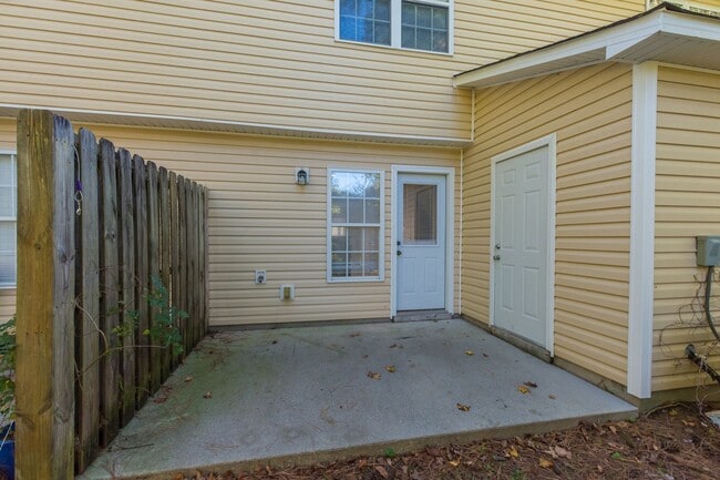 Building Photo - MOVE IN READY!!