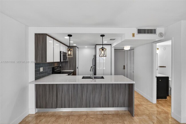 Building Photo - 600 NE 36th St