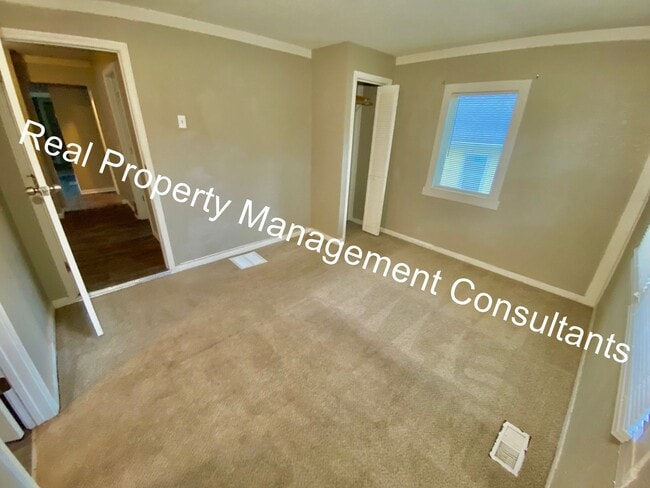 Building Photo - Charm and Space in 3 Bedroom Home
