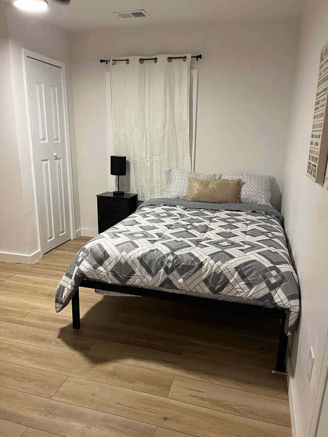 Building Photo - Room in House on Peeples St SW