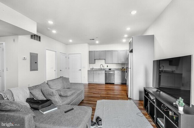 Primary Photo - 2411 Kensington Ave