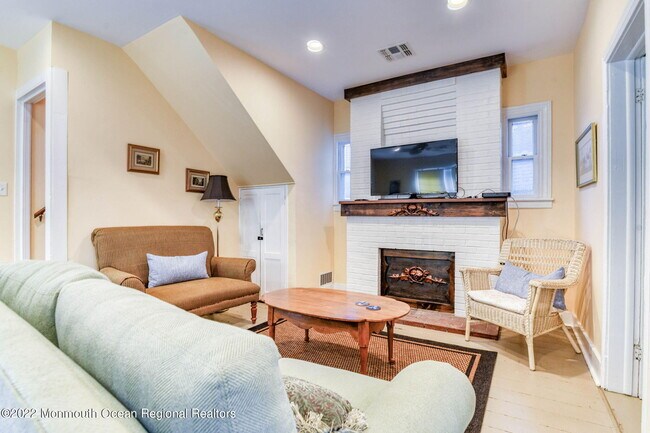 Building Photo - 14 New York Ave