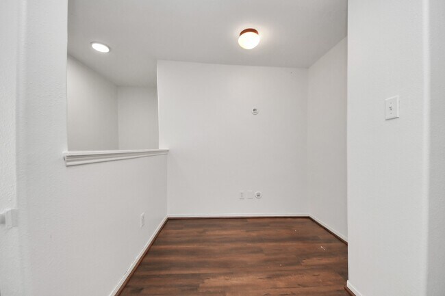 Building Photo - 5922 Hollister Cole