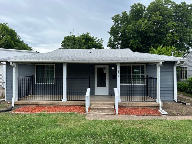 Primary Photo - Remodeled and charming 2/1 located close t...