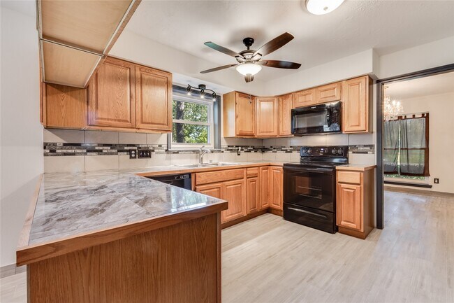 Building Photo - 2004 Sleepy Hollow Dr