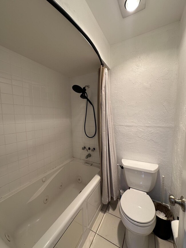 Building Photo - 2030 Bonnie St