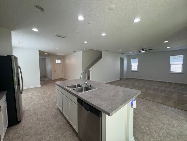 Building Photo - Fall into Savings – New Rental Rate $2,100!