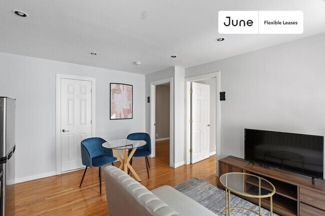 Building Photo - 226 E 7th St