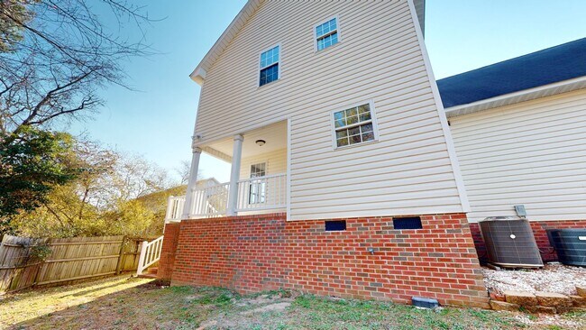 Building Photo - Spacious home near Fort Bragg, Schools, & Shopping!