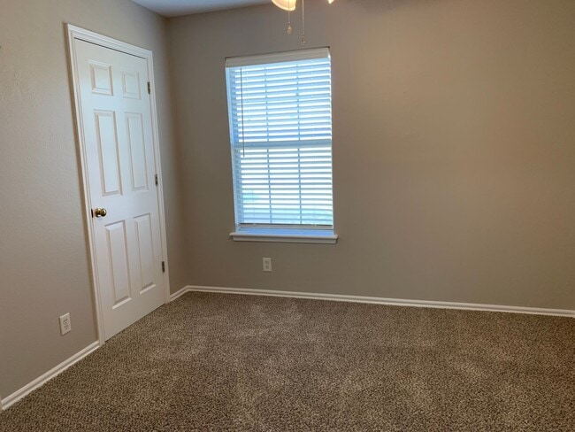 Building Photo - Spacious 4-bedroom home offers an easy com...