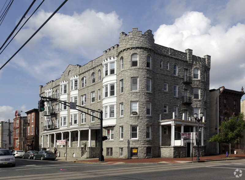 Primary Photo - Castle Apartments