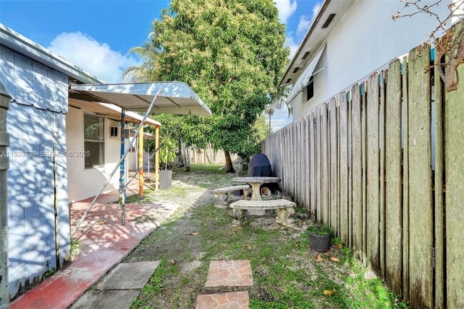 Building Photo - 2419 Coolidge St