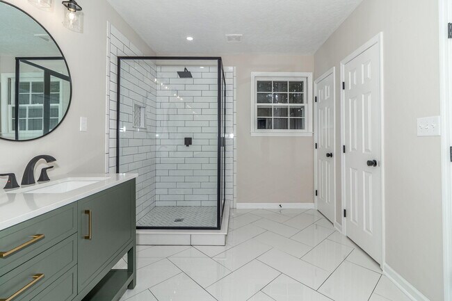 Building Photo - 4375 Lake Idylwilde Dr