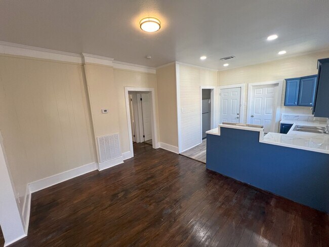 Building Photo - Charming 3-Bedroom Home Near Baton Rouge General Hospital!