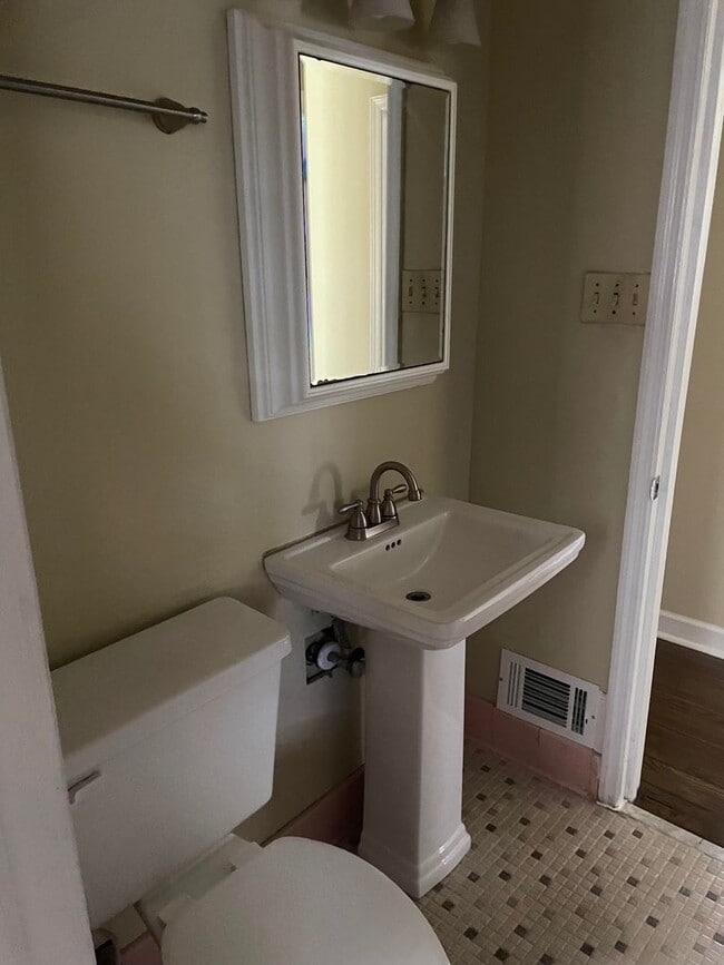 Building Photo - Charming Three Bedroom Brick Ranch in Colu...