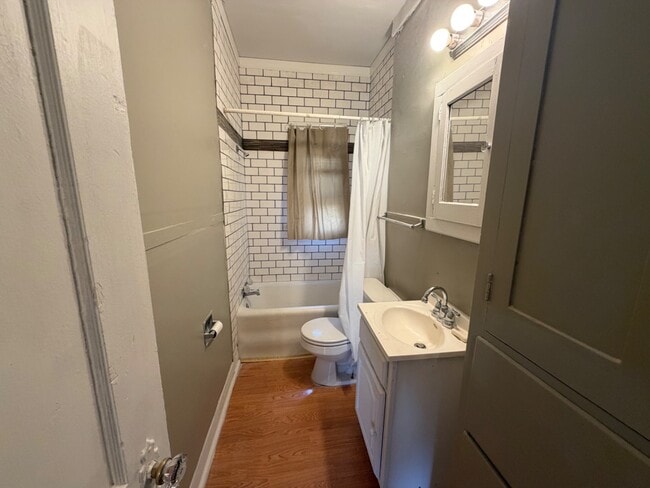 Building Photo - 312 W 9th Ave