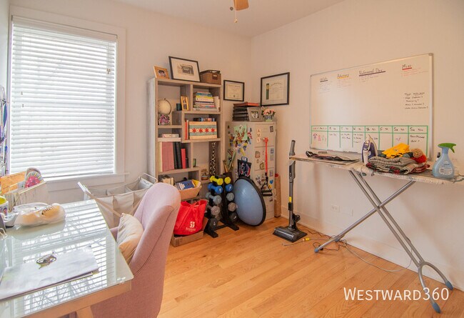 Building Photo - 2535 W North Ave